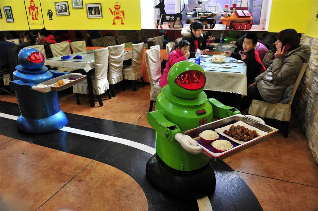 Restoran Tanpa Manusia: Fenomena 'Dark Kitchen AI' 2026, Saat Makanan Enak Tapi Koki dan Pelayan Diganti Robot